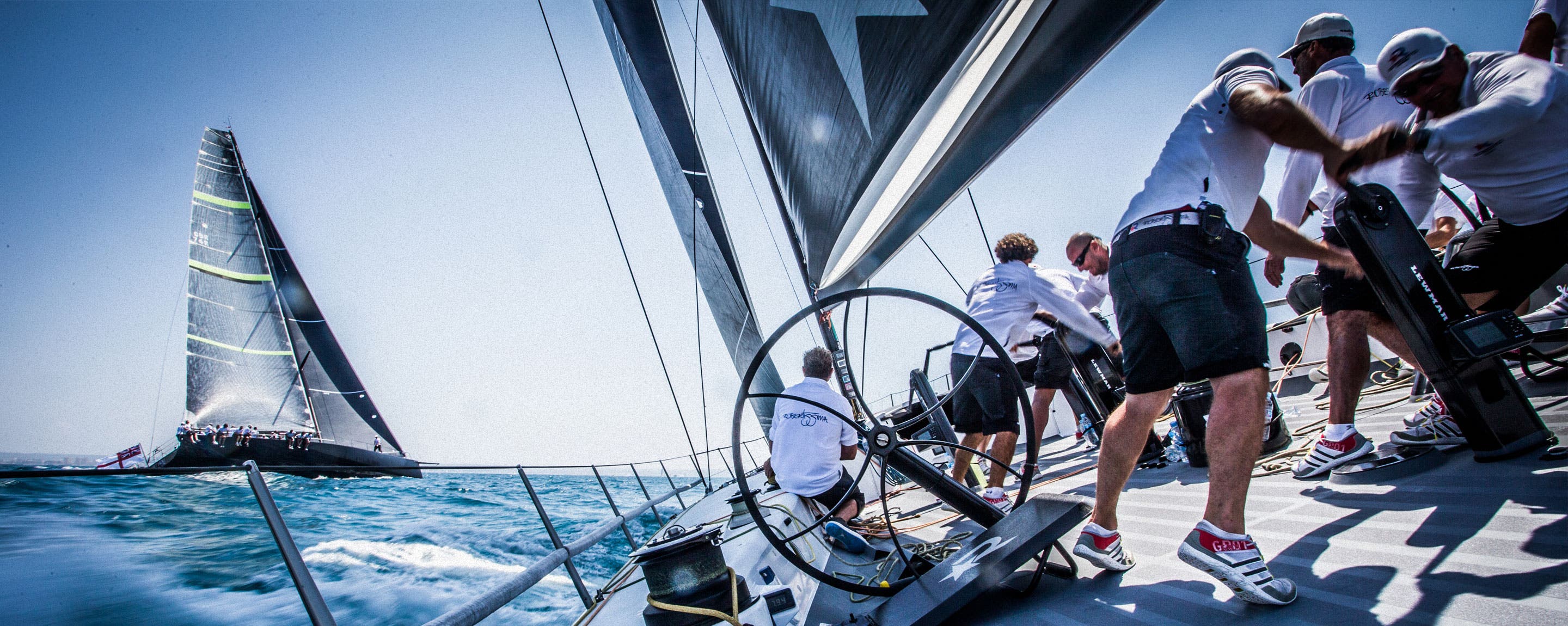 Segelteams im Wettkampf