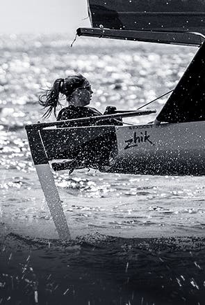 Frauen segeln auf Zhik-Dinghy