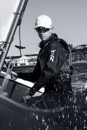 Mann trägt Zhik Segelausrüstung