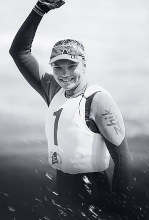 Frauen tragen Zhik Segelausrüstung