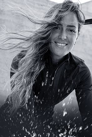 Frauen tragen Segelausrüstung