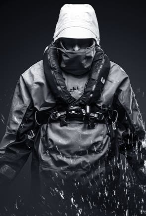 Segler in Zhik Offshore-Bekleidung