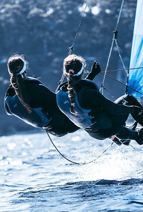 Männer auf einem Segelboot der Marke Zhik