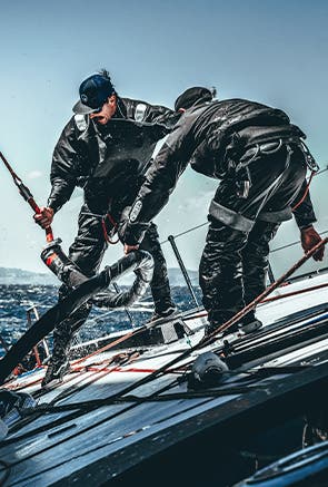 Frauen beim Segeln