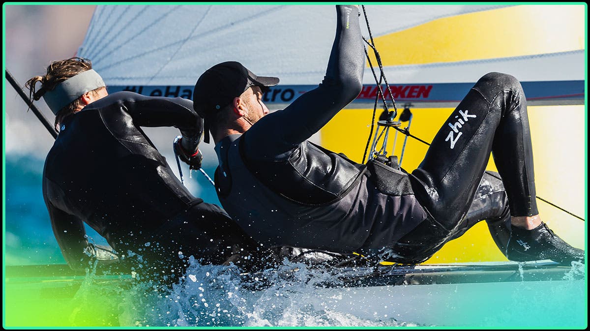 Zhik-Athleten tragen Yulex-Neoprenanzüge