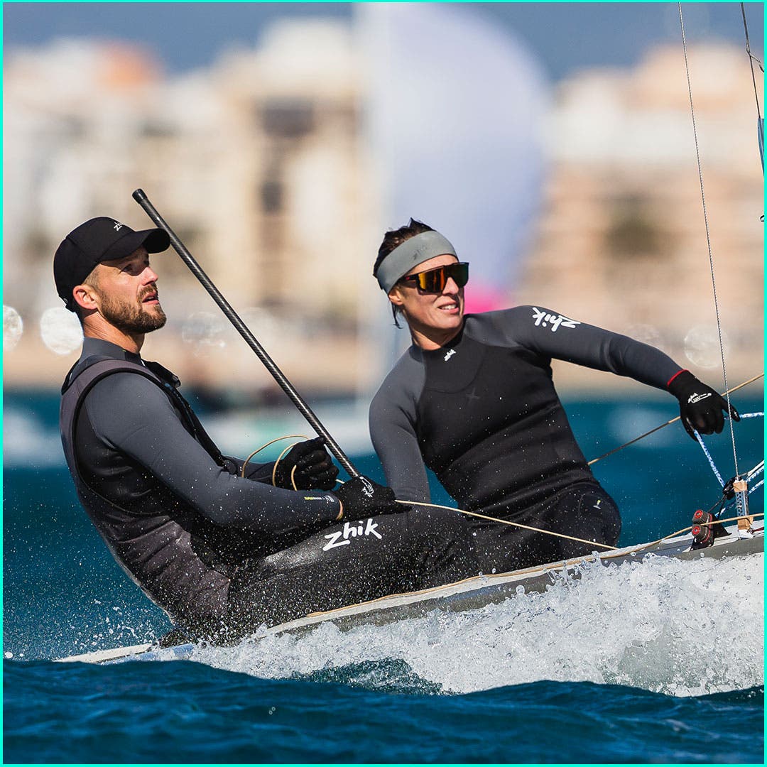Athleten im Wettkampf in Yulex-Wetsuits