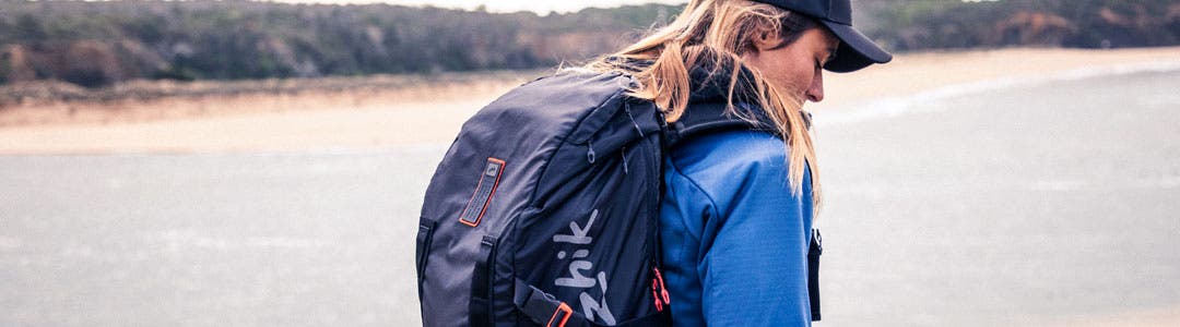 Frau mit einer wasserdichten Zhik-Tasche